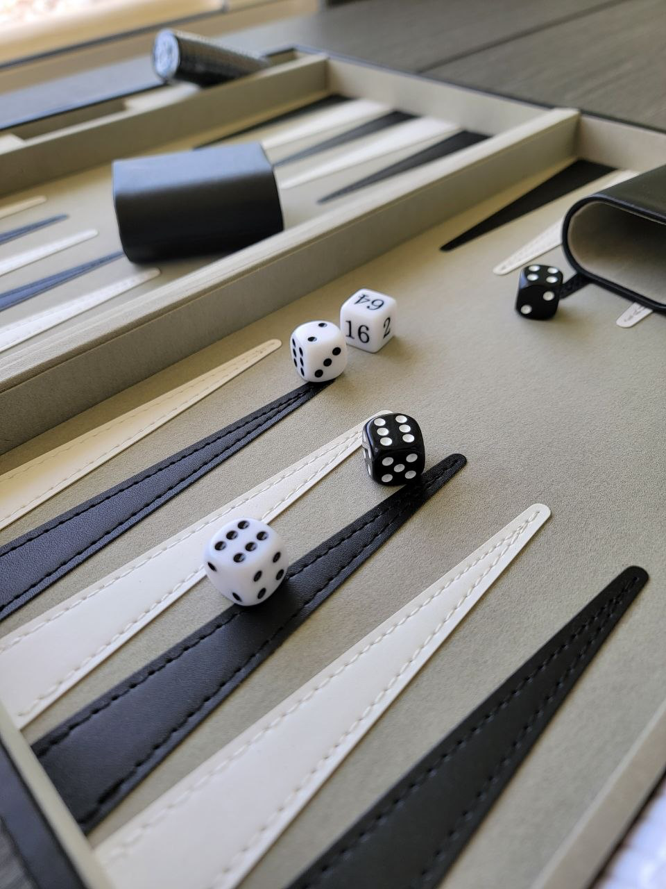 Reisefreundliches Backgammon-Set aus marineblauem Leder – kompakt, faltbar und elegant