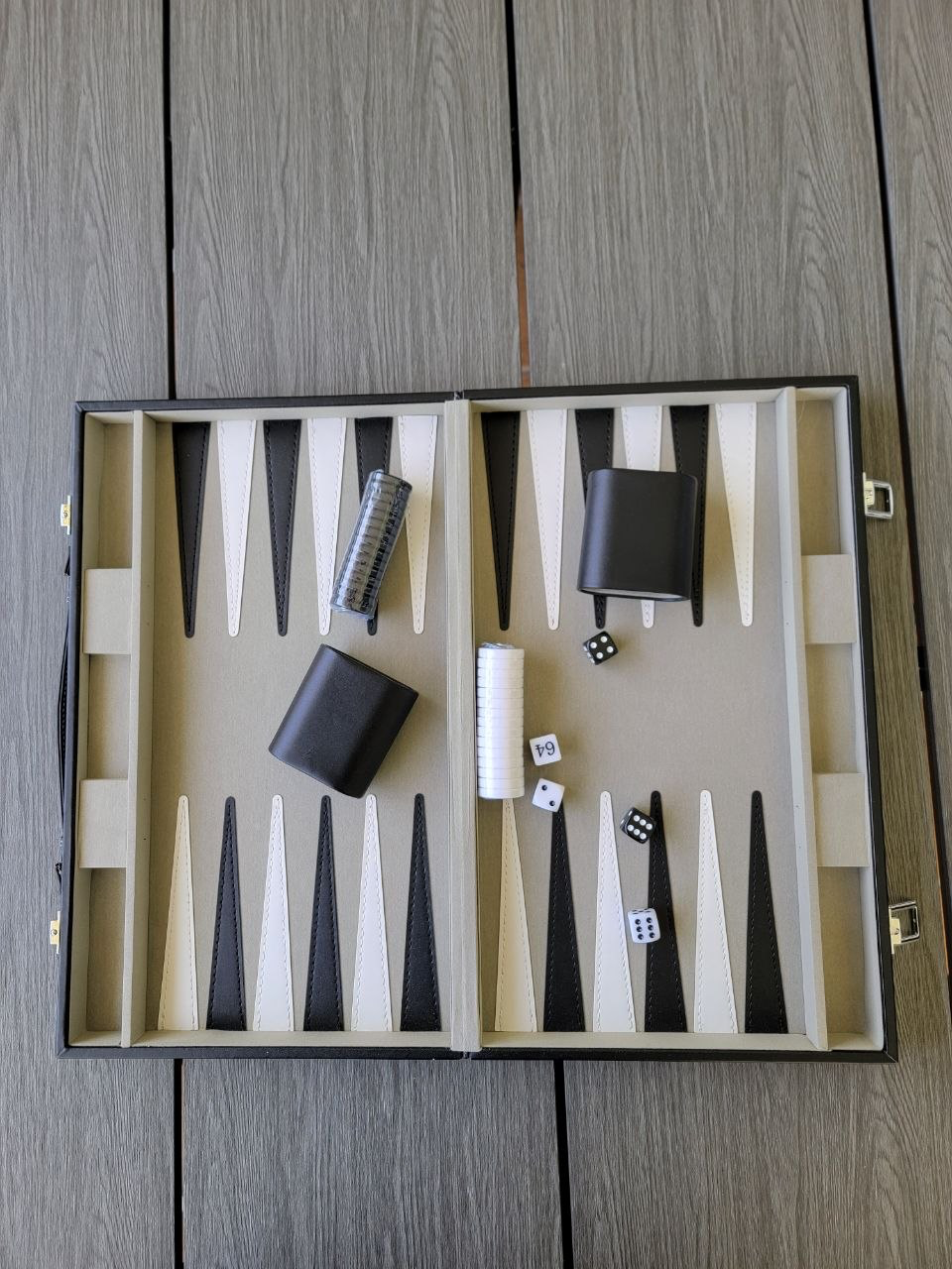Reisefreundliches Backgammon-Set aus marineblauem Leder – kompakt, faltbar und elegant