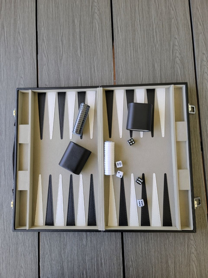 Reisefreundliches Backgammon-Set aus marineblauem Leder – kompakt, faltbar und elegant