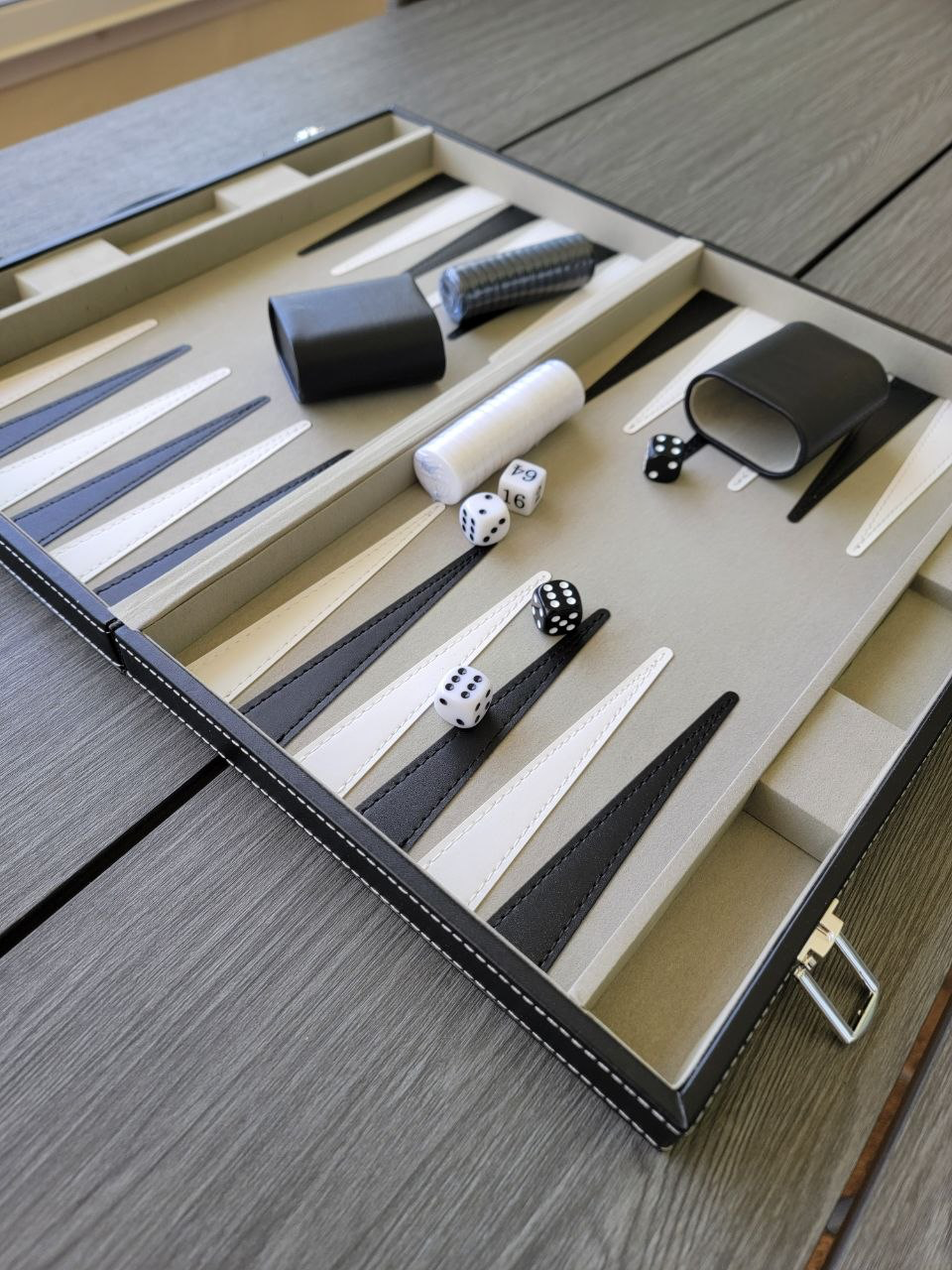 Reisefreundliches Backgammon-Set aus marineblauem Leder – kompakt, faltbar und elegant